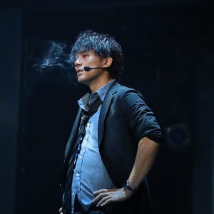 鈴木拡樹主演の舞台『サイコパス』が開幕　AIに支配された世界で「人間らしさ」は必要か イメージ画像