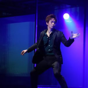 鈴木拡樹主演の舞台『サイコパス』が開幕　AIに支配された世界で「人間らしさ」は必要か イメージ画像