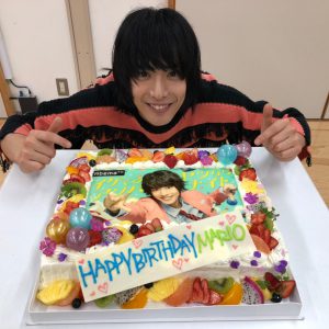 黒羽麻璃央出演のロケバラエティ『イケてるヤツならアソバナイト』最新回、ゲストは小野賢章とNON STYLE イメージ画像