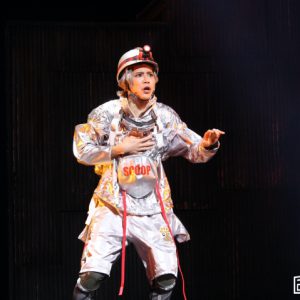 舞台『えんとつ町のプペル』東京公演開幕　絵本の世界を表現した、美しい演出とナンバーに注目 イメージ画像