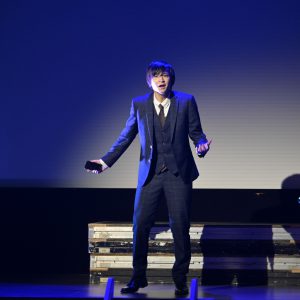 映画と演劇の境界を曖昧に。12台のカメラ、1.2万字の脚本で挑んだ荒牧慶彦の「ひとりしばい」レポ イメージ画像