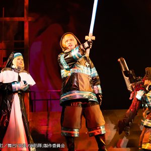光と煙が織りなす美しき“炎のバトル”　圧巻のアクションシーンで魅せる舞台「炎炎ノ消防隊」公演レポ イメージ画像