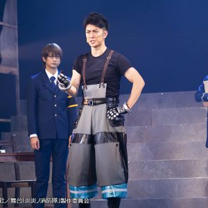 光と煙が織りなす美しき“炎のバトル”　圧巻のアクションシーンで魅せる舞台「炎炎ノ消防隊」公演レポ イメージ画像