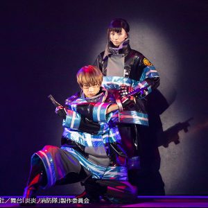 光と煙が織りなす美しき“炎のバトル”　圧巻のアクションシーンで魅せる舞台「炎炎ノ消防隊」公演レポ イメージ画像