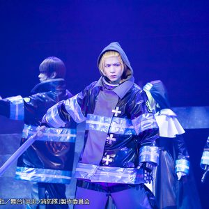 光と煙が織りなす美しき“炎のバトル”　圧巻のアクションシーンで魅せる舞台「炎炎ノ消防隊」公演レポ イメージ画像