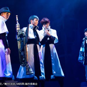 光と煙が織りなす美しき“炎のバトル”　圧巻のアクションシーンで魅せる舞台「炎炎ノ消防隊」公演レポ イメージ画像