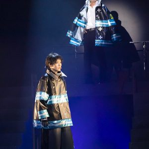 光と煙が織りなす美しき“炎のバトル”　圧巻のアクションシーンで魅せる舞台「炎炎ノ消防隊」公演レポ イメージ画像