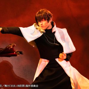 光と煙が織りなす美しき“炎のバトル”　圧巻のアクションシーンで魅せる舞台「炎炎ノ消防隊」公演レポ イメージ画像