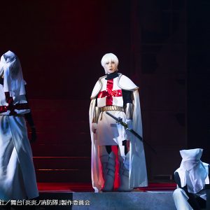 光と煙が織りなす美しき“炎のバトル”　圧巻のアクションシーンで魅せる舞台「炎炎ノ消防隊」公演レポ イメージ画像