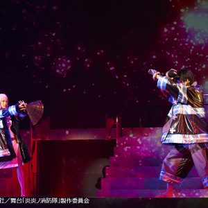 光と煙が織りなす美しき“炎のバトル”　圧巻のアクションシーンで魅せる舞台「炎炎ノ消防隊」公演レポ イメージ画像