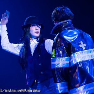 光と煙が織りなす美しき“炎のバトル”　圧巻のアクションシーンで魅せる舞台「炎炎ノ消防隊」公演レポ イメージ画像