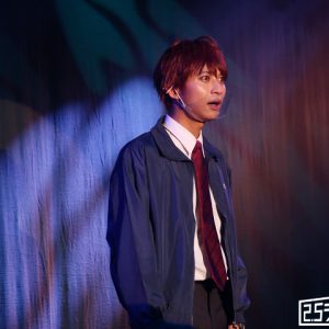 日常と非日常を“言葉”でつなぐ　舞台『真夜中のオカルト公務員』開幕【ゲネプロレポート】 イメージ画像