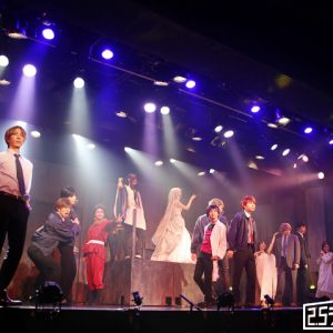 日常と非日常を“言葉”でつなぐ　舞台『真夜中のオカルト公務員』開幕【ゲネプロレポート】 イメージ画像