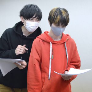 北村諒＆日向野祥、幽霊と一緒に問題解決？　映画「ゴーストダイアリーズ」朗読劇の稽古場に独占潜入 イメージ画像