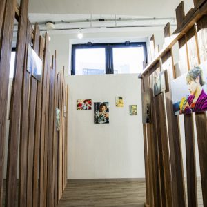 『失恋男子-シツレンバナシ-』アザーカット多数の写真展開催、内装写真が公開 イメージ画像