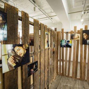 『失恋男子-シツレンバナシ-』アザーカット多数の写真展開催、内装写真が公開 イメージ画像