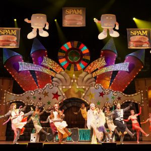 2021年の初笑い、豪華キャストによるミュージカル「モンティ・パイソンのSPAMALOT」本日開幕 イメージ画像