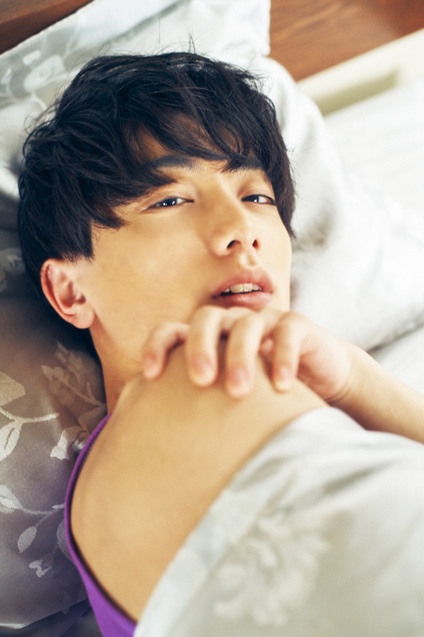 ナチュラルな表情から大人の色気まで…小西詠斗の1st写真集が本日発売 イメージ画像