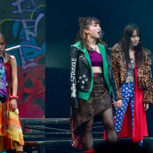 小栗有以の華麗な回し蹴り、舞台「マジムリ学園 蕾-RAI-」開幕　袂を分かつ3人の行く末は… イメージ画像
