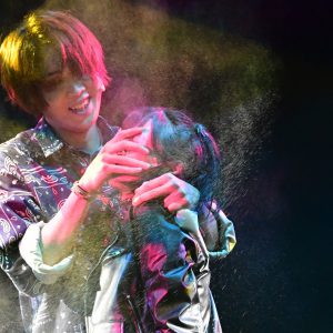 波及する狂気と緊張感、舞台「Another lenz」開幕　配信で描かれる“異なる世界” イメージ画像