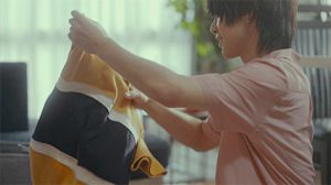 佐藤流司が洗濯物をたたむ、ウェブCM最終話が公開 イメージ画像