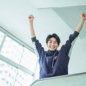 長妻怜央、役者としての今後と理想は？　舞台『タンブリング』で“不器用すぎて愛せる”キャラに イメージ画像