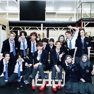 ミュージカル『ジェイミー』稽古場を“のぞき見”　森崎ウィン・髙橋颯らオールキャストが全5曲披露 イメージ画像