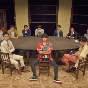 キムラ真「“演劇”が生きる為に必要なんだ」　ナイコン『12人の怒れる男』舞台写真＆コメントが到着 イメージ画像