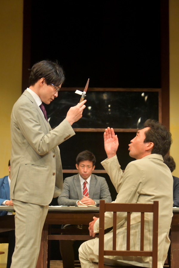 キムラ真「“演劇”が生きる為に必要なんだ」　ナイコン『12人の怒れる男』舞台写真＆コメントが到着 イメージ画像