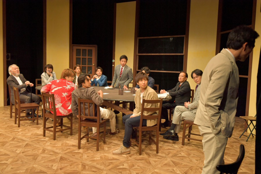 キムラ真「“演劇”が生きる為に必要なんだ」　ナイコン『12人の怒れる男』舞台写真＆コメントが到着 イメージ画像