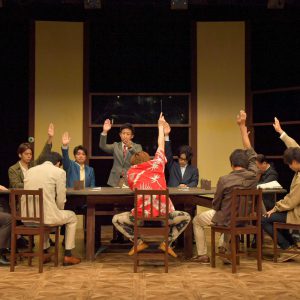 キムラ真「“演劇”が生きる為に必要なんだ」　ナイコン『12人の怒れる男』舞台写真＆コメントが到着 イメージ画像