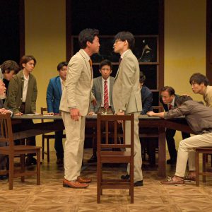キムラ真「“演劇”が生きる為に必要なんだ」　ナイコン『12人の怒れる男』舞台写真＆コメントが到着 イメージ画像
