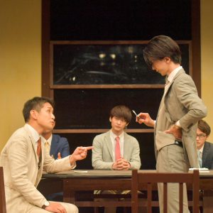 キムラ真「“演劇”が生きる為に必要なんだ」　ナイコン『12人の怒れる男』舞台写真＆コメントが到着 イメージ画像