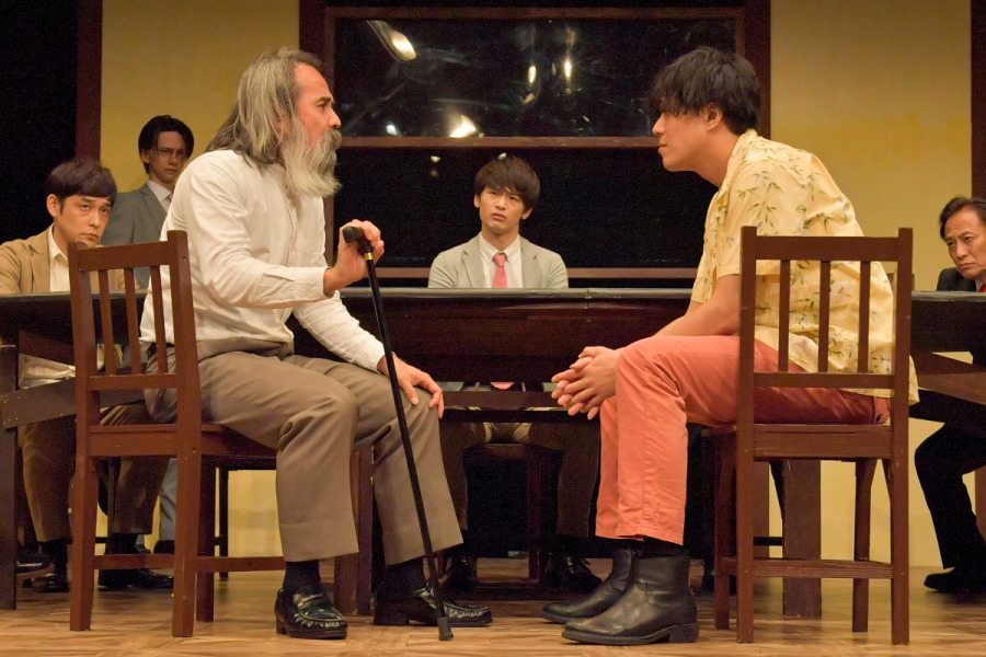 キムラ真「“演劇”が生きる為に必要なんだ」　ナイコン『12人の怒れる男』舞台写真＆コメントが到着 イメージ画像