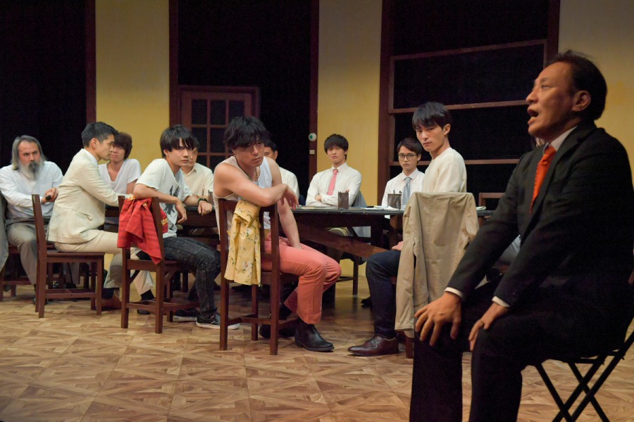 キムラ真「“演劇”が生きる為に必要なんだ」　ナイコン『12人の怒れる男』舞台写真＆コメントが到着 イメージ画像