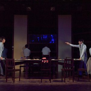 キムラ真「“演劇”が生きる為に必要なんだ」　ナイコン『12人の怒れる男』舞台写真＆コメントが到着 イメージ画像