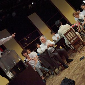 キムラ真「“演劇”が生きる為に必要なんだ」　ナイコン『12人の怒れる男』舞台写真＆コメントが到着 イメージ画像