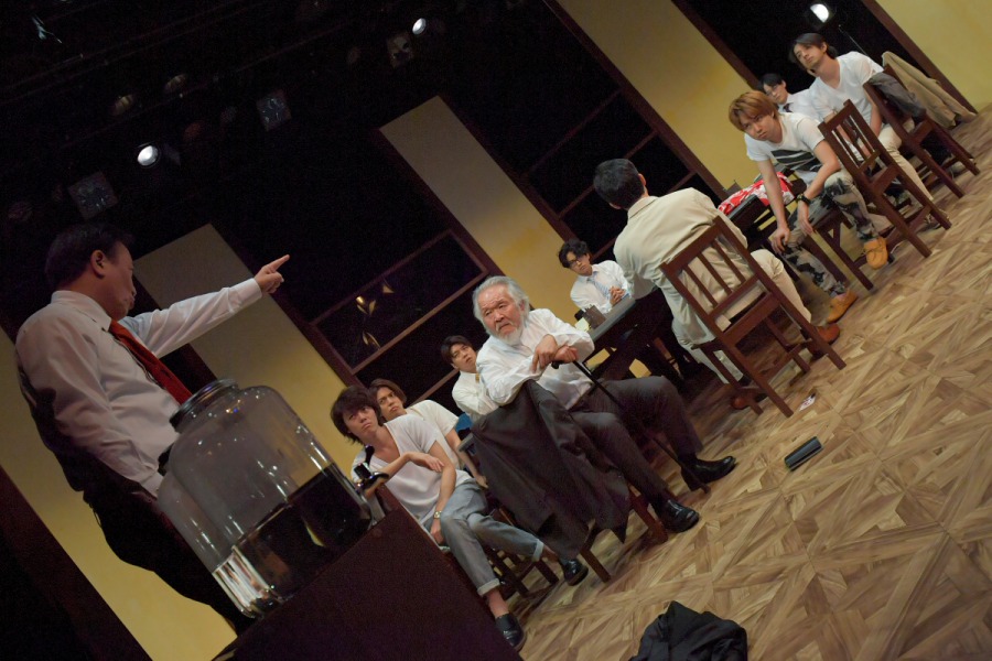 キムラ真「“演劇”が生きる為に必要なんだ」　ナイコン『12人の怒れる男』舞台写真＆コメントが到着 イメージ画像