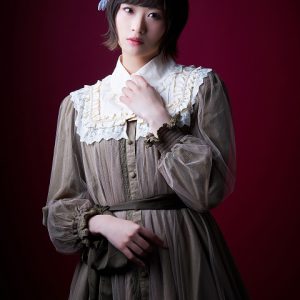 松田彩希・清水麻璃亜らが欧州調の装い　「赤の女王」キャラクタービジュアルが解禁 イメージ画像