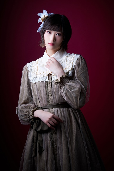 松田彩希・清水麻璃亜らが欧州調の装い　「赤の女王」キャラクタービジュアルが解禁 イメージ画像