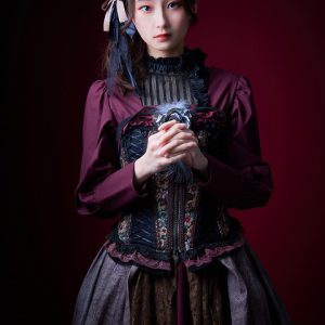 松田彩希・清水麻璃亜らが欧州調の装い　「赤の女王」キャラクタービジュアルが解禁 イメージ画像