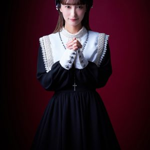 松田彩希・清水麻璃亜らが欧州調の装い　「赤の女王」キャラクタービジュアルが解禁 イメージ画像
