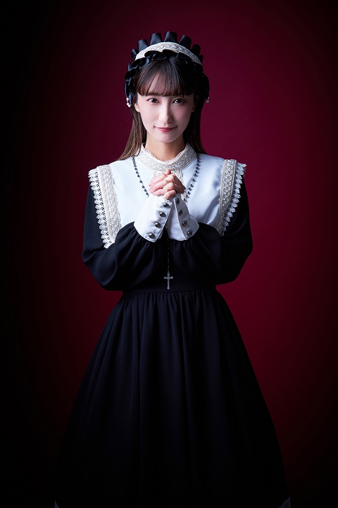 松田彩希・清水麻璃亜らが欧州調の装い　「赤の女王」キャラクタービジュアルが解禁 イメージ画像