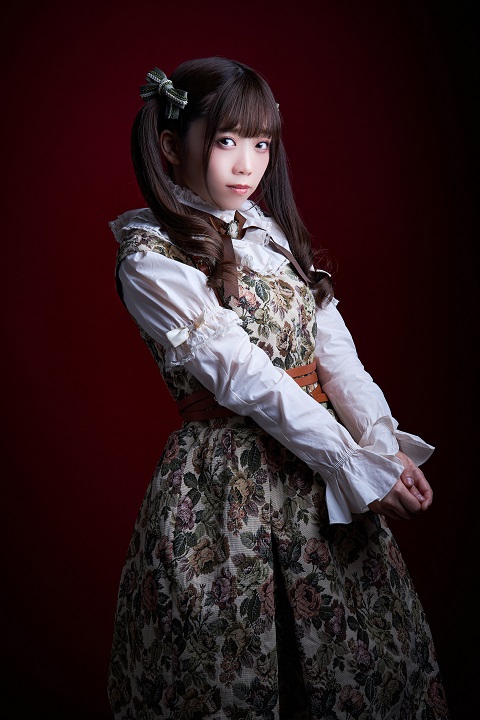 松田彩希・清水麻璃亜らが欧州調の装い　「赤の女王」キャラクタービジュアルが解禁 イメージ画像