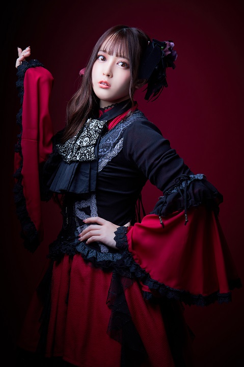 松田彩希・清水麻璃亜らが欧州調の装い　「赤の女王」キャラクタービジュアルが解禁 イメージ画像