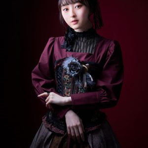 松田彩希・清水麻璃亜らが欧州調の装い　「赤の女王」キャラクタービジュアルが解禁 イメージ画像