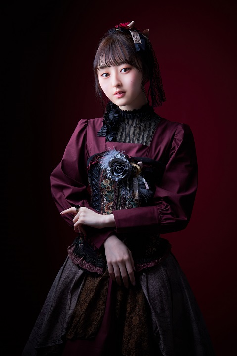 松田彩希・清水麻璃亜らが欧州調の装い　「赤の女王」キャラクタービジュアルが解禁 イメージ画像