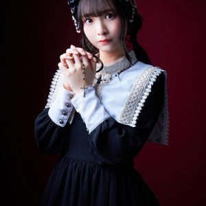松田彩希・清水麻璃亜らが欧州調の装い　「赤の女王」キャラクタービジュアルが解禁 イメージ画像