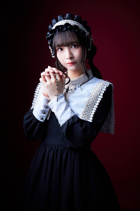 松田彩希・清水麻璃亜らが欧州調の装い　「赤の女王」キャラクタービジュアルが解禁 イメージ画像