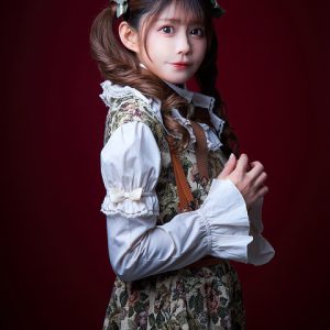 松田彩希・清水麻璃亜らが欧州調の装い　「赤の女王」キャラクタービジュアルが解禁 イメージ画像